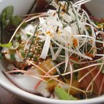 かねよ食堂・カフェ・アートスタジオ - 海鮮丼。獲れたての海の幸。