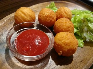 お肉と私の酒場 ハセガワ - カリカリチーズボール