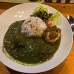居酒屋 巧 - よもぎとほうれん草のココナッツチキンカレー＋スパイスエッグ、のらぼう菜のテルダーラ