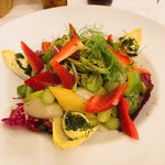 Griechenbeisl - ①鶉の卵・フレッシュイチゴ入りアスパラガスサラダ12.4€(≒約1490円)