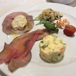 Trattoria Perla Cafe - Antipasto mistoは、硬Bagna càuda -バーニャ・カウダの焼きPeperone巻き、オレンジ入りSeirass 、Vitello Tonnato (ヴィテッロ・トンナート）、自家製プロシュット・クルード (prosciutto crudo) 、パタータ(patata)のサラダ、セロリのマリネ