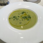 Trattoria Perla Cafe - 旬のグリーンピースのズッパ ( La zuppa di fagioli verdi) は適温で塩加減がベスト。おいしい！
