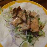 メキシカンバル エルアヒート - スパイシーチキンタコス