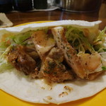 メキシカンバル エルアヒート - スパイシーチキンタコス