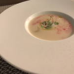 グラマシースイート ストリングスホテル名古屋 - 淡路島 新玉葱のスープ ピーツのクーリ 自家製ベーコンの香り