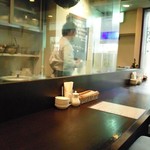 くるみ屋dining - ガラス越しに調理工程が見えます
