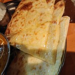 ラーメン居酒屋 ポカラ - クワトロチーズナンアップ