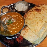 ラーメン居酒屋 ポカラ - まんだらセット(チキンカレーとクワトロチーズナン)