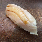 すし匠 - 鰆(藁で燻して) 握り