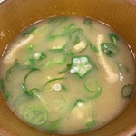 なか卯 - 今日の味噌汁はオクラ入り。