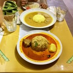 Suriranka Fukuoka - 奥がイングランドカリー(\890)、手前がドライカリーのリアルレッド(\890+\50←リアルレッド料金)