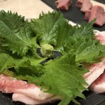 焼肉 とんがらし - しそ巻ピートロ