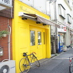 ブランジュリー パリの空の下 - お店は世田谷線若林駅から徒歩15分ほど。黄色い外観の可愛らしいお店です♪