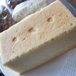 ブランジュリー パリの空の下 - パン・ド・ミ（1本400円）。もちもちしていて塩みが強いのが特徴的☆