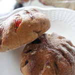 ブランジュリー パリの空の下 - フリュイ（280円）♪ドライフルーツとナッツが入っています。