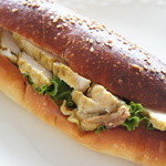 ブランジュリー パリの空の下 - プーレ・キューリー（280円）♪カレー味の鳥胸肉とレタスがたっぷり。