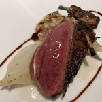 レフェルヴェソンス - 鳩の炙り焼き、本枯れ節のソースと新玉ねぎのガストリック、3種の穀物、新玉ねぎのカプチーノ