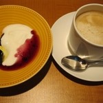 Hoteru Asoshia Shin Yokohama - 2011.12　ヨーグルトとホットコーヒー