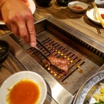 焼肉 ジャンボ はなれ - 南原社長が焼いてくださる