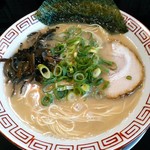 博多長浜らーめん 六角堂 - 長浜らーめん　６８０円(税込)　歯応えも残した程好い茹で加減のチャーシュー１枚、青葱、きくらげ、海苔のみのシンプルならーめん。