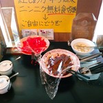 博多長浜らーめん 六角堂 - 紅生姜、生にんにく、激辛高菜漬はひとところに置いてある。