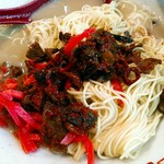 博多長浜らーめん 六角堂 - 高菜漬は結構な辛さで旨い。紅生姜が普通の細切りで、対して麺の細さが判りますか。0.8333mmでシャーペンの芯よりは太い。