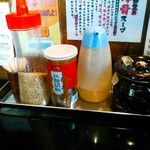 博多長浜らーめん 六角堂 - 卓上には白胡麻、胡椒、酢、たれ。