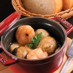 虾子和扇贝的大蒜橄榄油风味锅