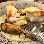 Restaurant Cinq - 4.鮃 帆立ムースリーヌのパン粉焼き 香草白ワインソース 赤穂のサムライオイスターのソテー下層にジャガイモピュレ