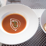 Bistro East  - 今日のスープはトマトスープ　相変わらずここのスープは美味いな　パンも昔の不味いのからトーストされたてパンに代わっていて企業努力してるなと感じた