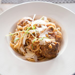 Bistro East  - ミートボールスパ98HKD　熱々のが来た、ちょっと塩分きつい