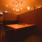 焼肉 水谷 - 店内はテーブル席やソファー席など様々なシーンに対応しております。