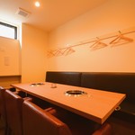 焼肉 水谷 - 店内はテーブル席やソファー席など様々なシーンに対応しております。