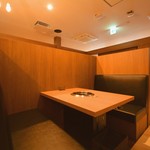 焼肉 水谷 - 店内はテーブル席やソファー席など様々なシーンに対応しております。