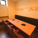 焼肉 水谷 - 店内はテーブル席やソファー席など様々なシーンに対応しております。