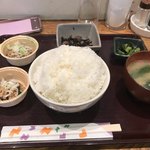 納豆工房せんだい屋 - ご飯大盛り。小鉢はいついってもひじき。