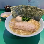 Iekeiramen katoushouten - のり味玉ラーメン大   卓上  にんにく  お酢  いろいろあり