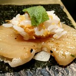 野嵯和 - 平貝　ライスペーパー　このこ酢飯で挟んで