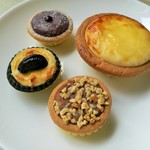 Hokkaido Baked Cheese - 通常のベイクドチーズタルトと、ミニタルト3種（ブルーベリー、クッキー＆クリーム、チョコ）各RM2.50