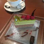 107458102 - ケーキとコーヒー