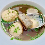 LANDHAUS BACHER - ④ターフェルシュピッツ(郷土料理：牛尻肉煮込み)ブイヨンとオーストリア伝統具材(セモリナ粉ボール・レバーと胸腺のスライス・シュインケンシューベル：小麦とハムの郷土料理)