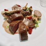 LANDHAUS BACHER - ⑤野生鹿のモモ肉ロースト・ロスコフ産玉ねぎの蒸し煮・ケシの実のキャセロール・クランベリー・ペッパークリームソース