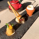 Restaurant Bootshaus - ②エッグペーストとホワイトキャビア、トラウン湖マスのサンド、アーティーチョークのガーリック風味