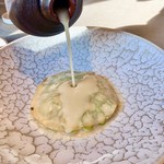 Restaurant Bootshaus - ④二枚のスライスしたセロリ根でグリーンアスパラとトラウン湖産イワナをサンドし、バターミルクをかけたもの