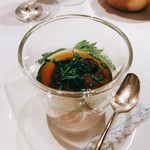 Restaurant Obauer - ⑧レバークネーデルズッペ（レバーのすり身浮かせたコンソメスープ）・ラベージ（オーストリアではメジャーなセリ科の香草）の香り