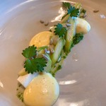 Restaurant die Forelle - ②ラヴァンタール産アスパラガス・小麦味噌・ひまわりの種・サルサヴェルデソース