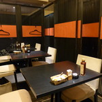 Kanawa - ここは個室ではないが、テーブルごとに戸板で区切られ、囲まれ感がある。密談にぴったり（笑）