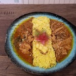 スパイシーカリーハウス半月 - チキンカレーとビネガービーフカレーの２種盛りカレー