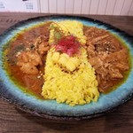 スパイシーカリーハウス半月 - チキンカレーとビネガービーフカレーの２種盛りカレー