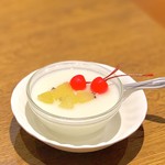 Giyuushin - 杏仁豆腐(250円)